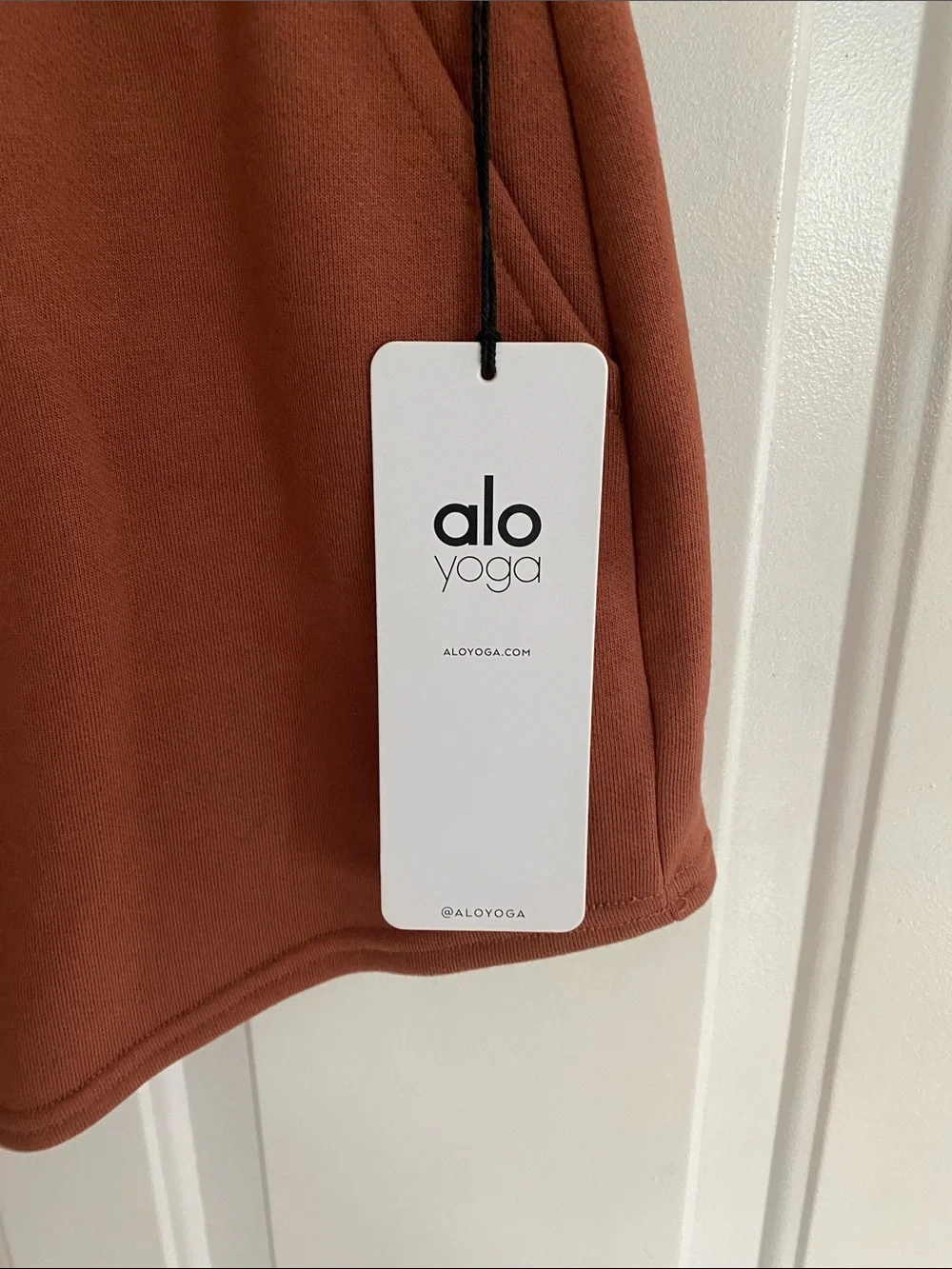 Alo Yoga High-Waist Accolade Sweatshirt Skirt in Rust